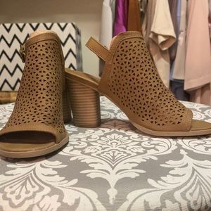 Universal Thread Slingback Open Toe Mule